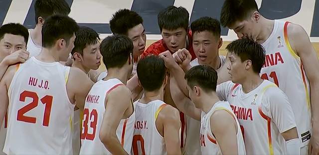 不容易！中国男篮逆风翻盘，7分险胜，李弘权成奇兵，张镇麟低迷