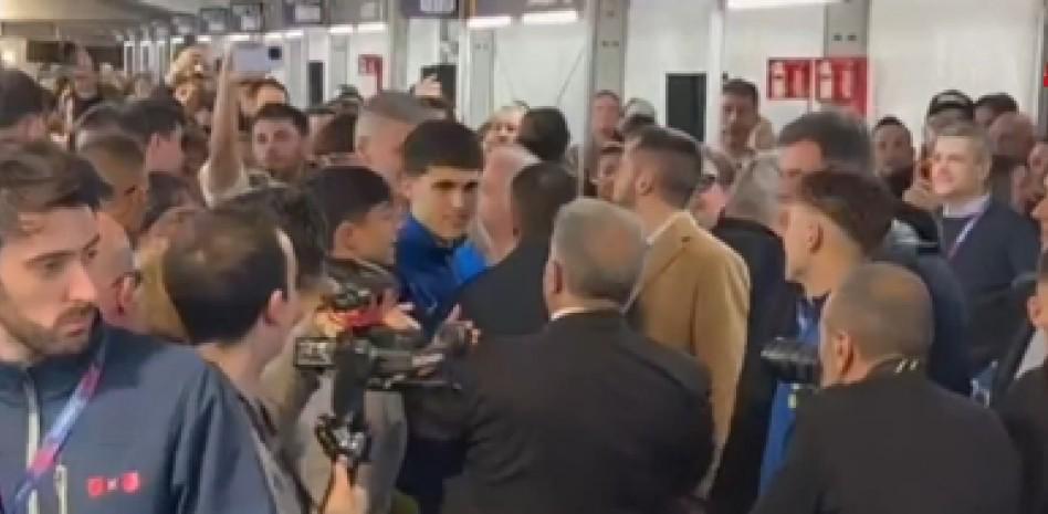 九游官网下载app下载-巴萨球员抵达投票现场，并与拉波尔塔一起庆祝比赛胜利