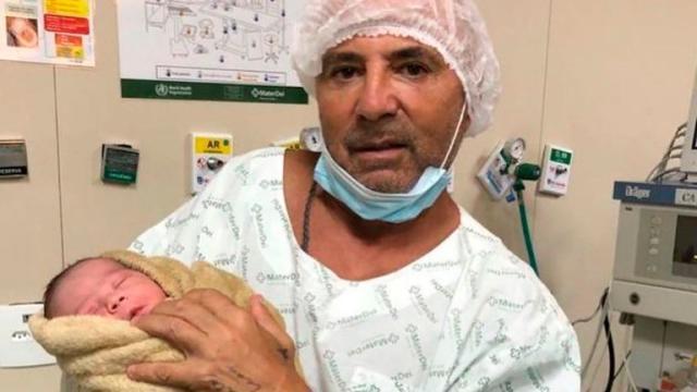 九游官网-妻子年轻22岁 阿根廷前主帅桑保利60岁再当爸爸！