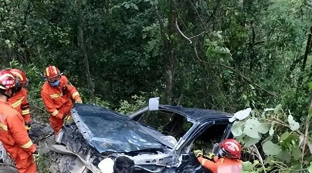 扫墓发生惨案！2人当场死亡，现场惨不忍睹，原因曝光，网友炸锅